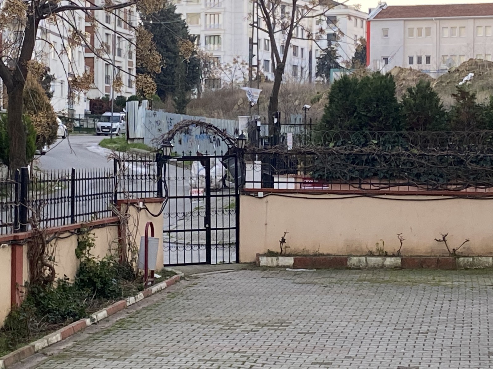 Arka Kapı Tadilatı Tamamlandı